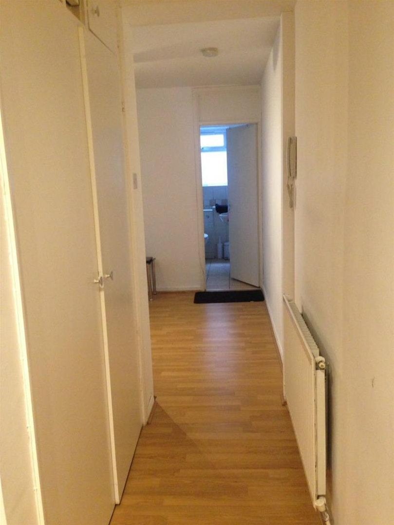 Flat Ballards Lane in Greater London