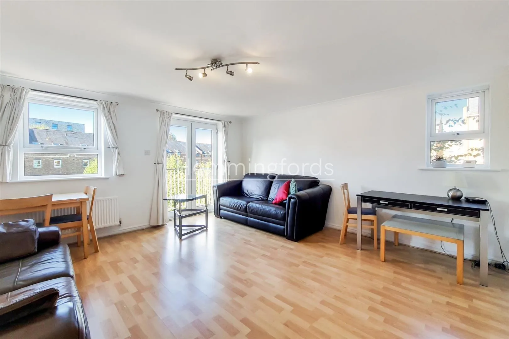 Flat Schooner Close in Greater London