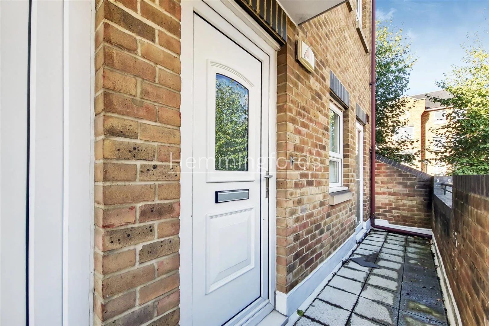 Flat Schooner Close in Greater London
