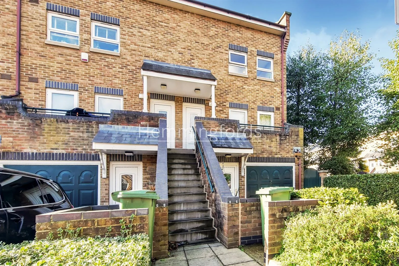 Flat Schooner Close in Greater London