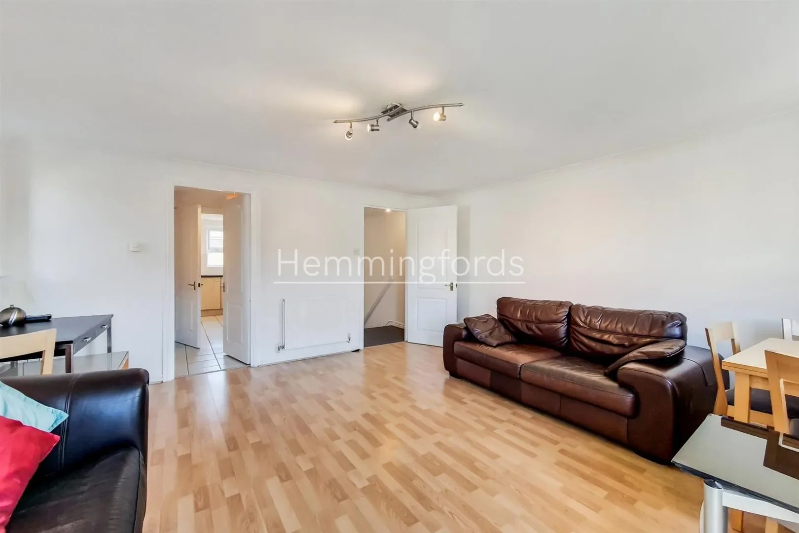 Flat Schooner Close in Greater London