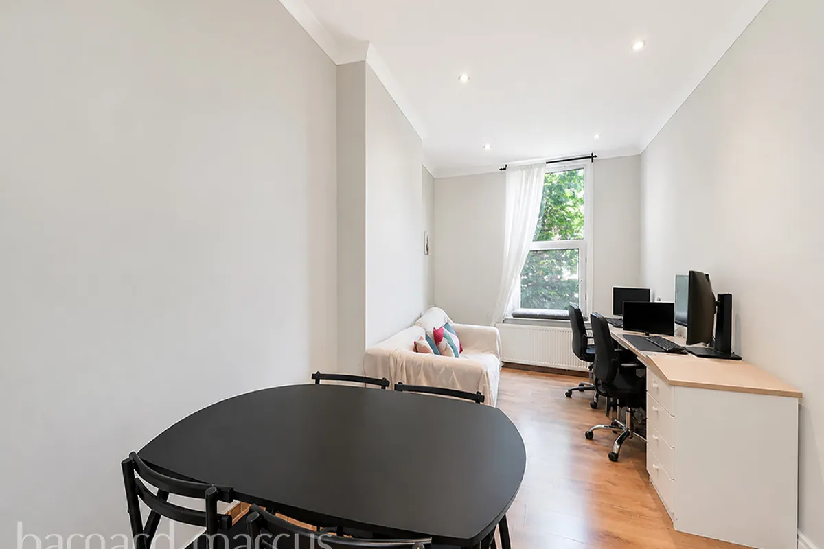 Flat Griffin Gate in Greater London