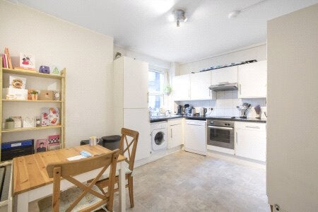 Flat Cavell Street in Greater London