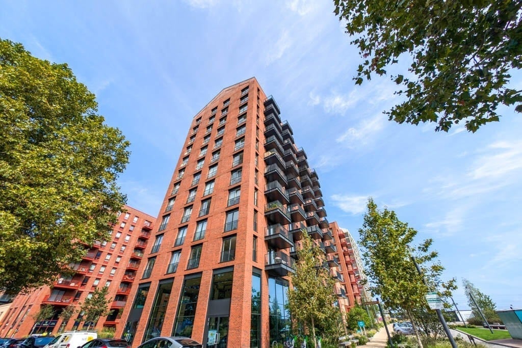 Flat Leven Road in Greater London