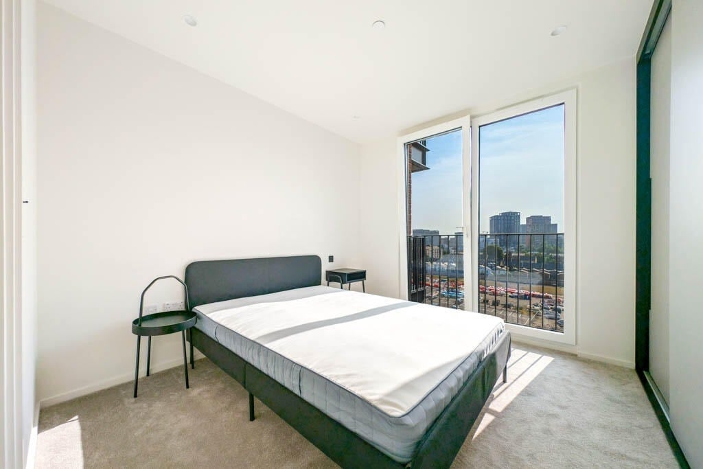 Flat Leven Road in Greater London