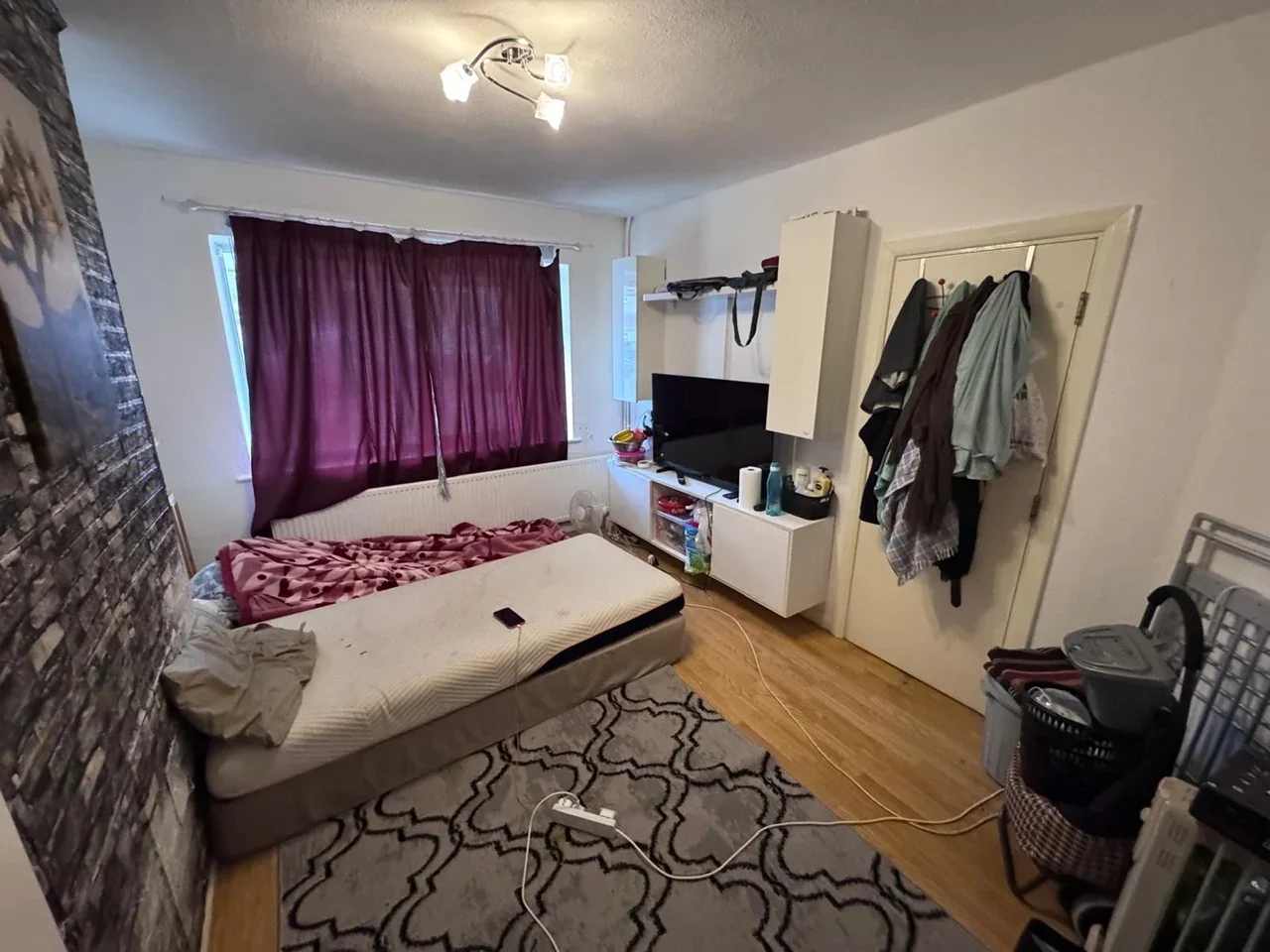 Room Ashford Avenue in Greater London