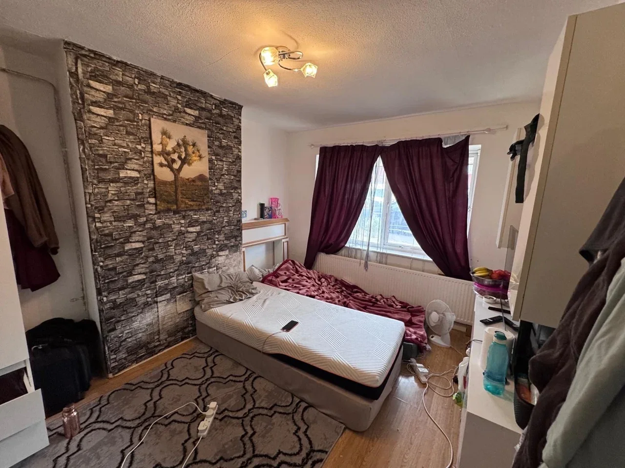 Room Ashford Avenue in Greater London