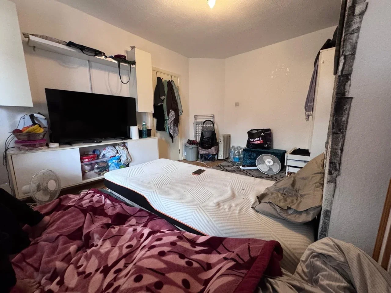 Room Ashford Avenue in Greater London