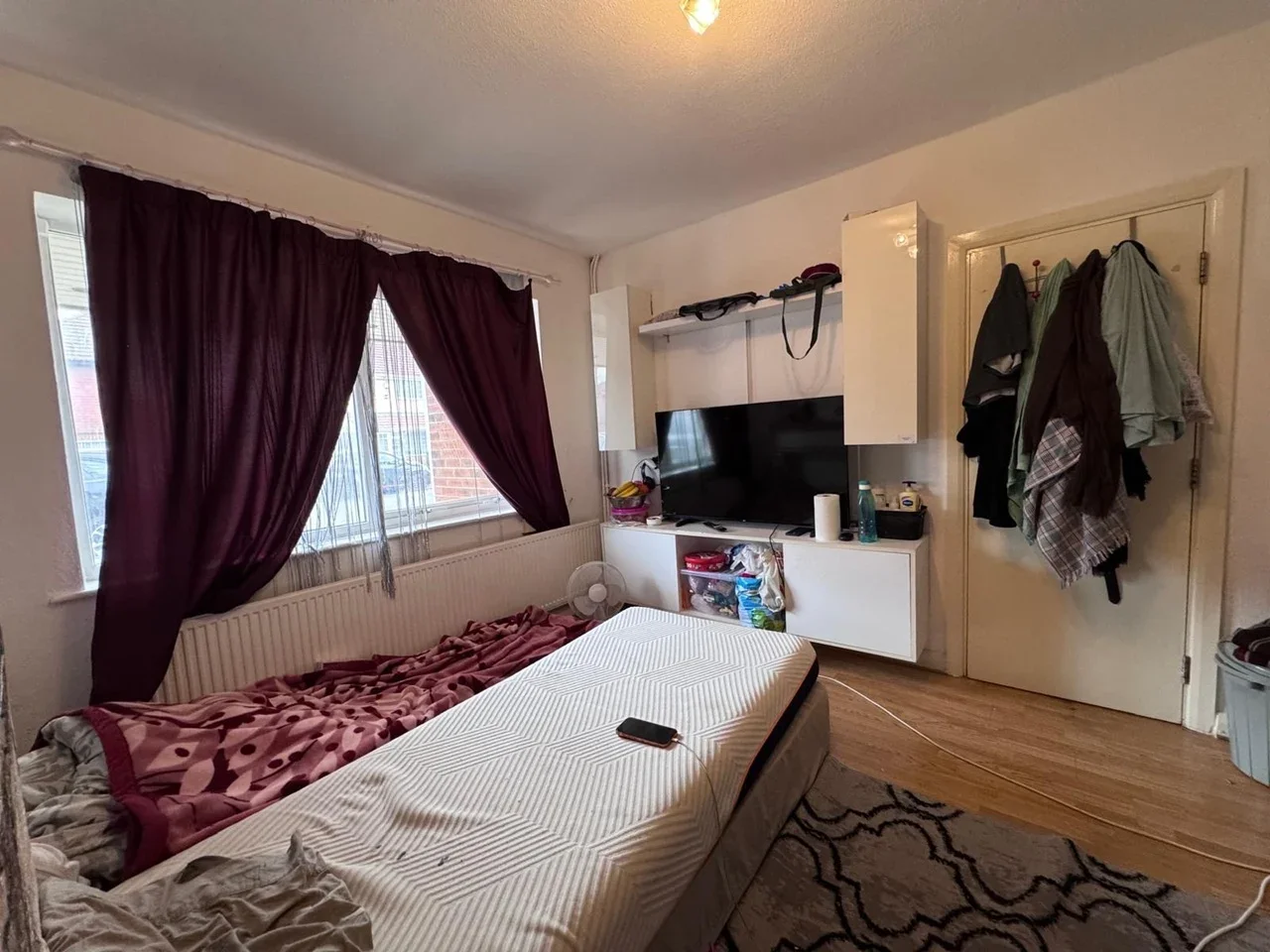 Room Ashford Avenue in Greater London