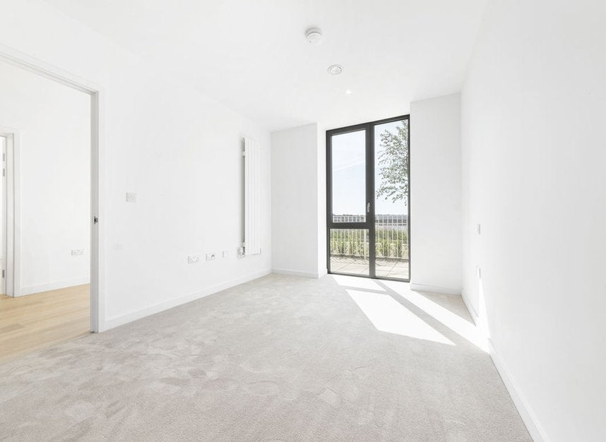 Flat Royal Crest Avenue in Greater London