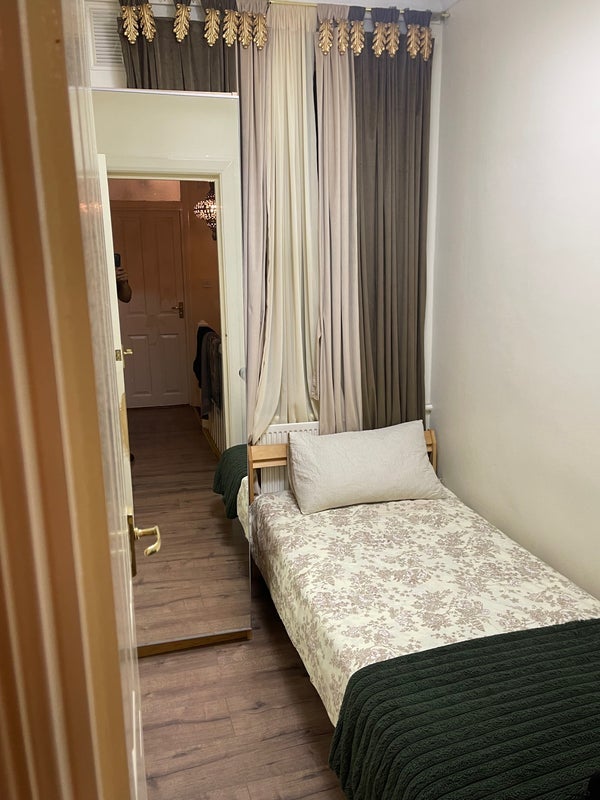 Room Ardleigh Road in Greater London