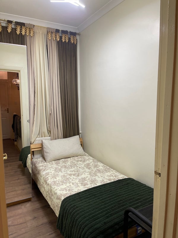 Room Ardleigh Road in Greater London
