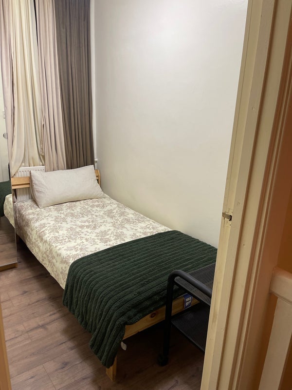 Room Ardleigh Road in Greater London