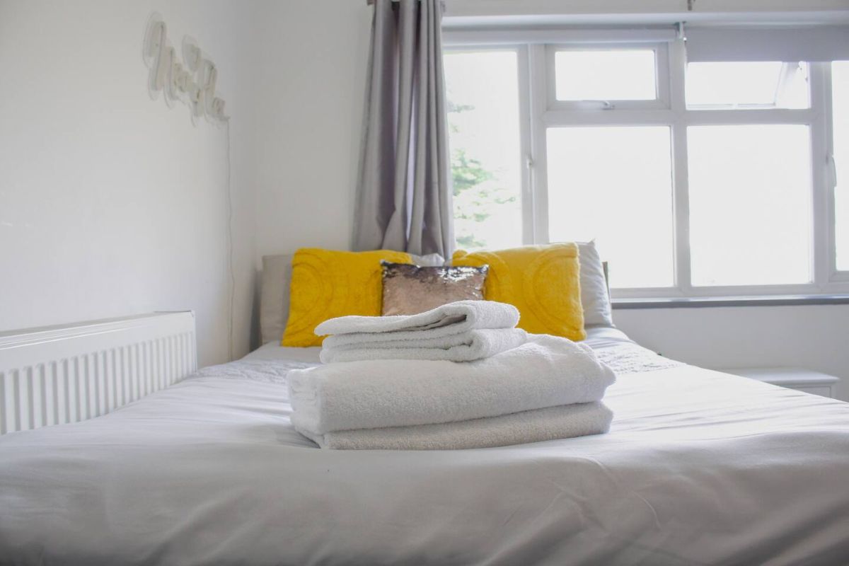 Room Dollis Hill Lane in Greater London