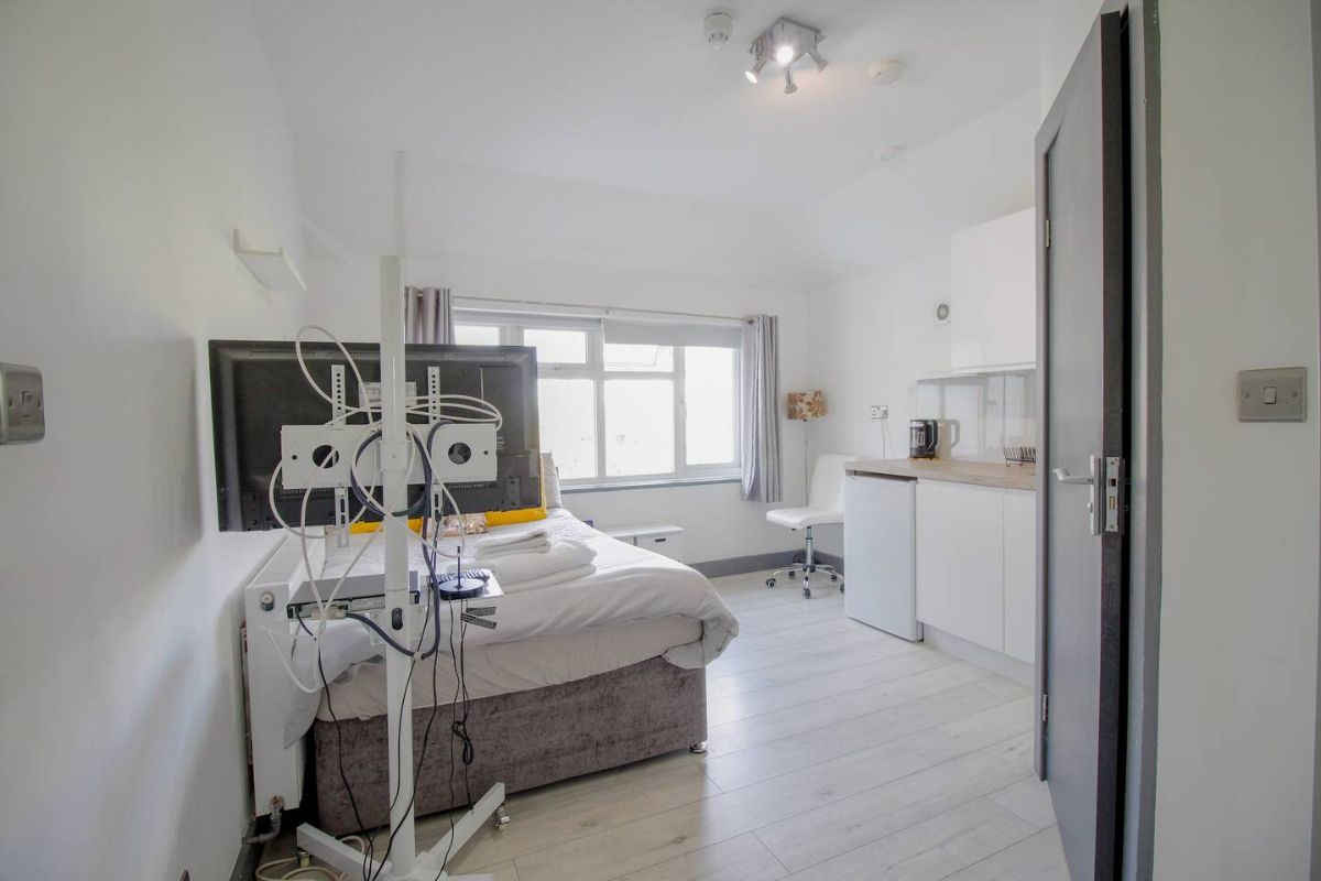 Room Dollis Hill Lane in Greater London