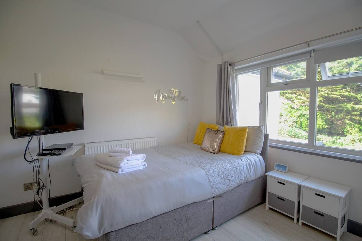 Room Dollis Hill Lane in Greater London