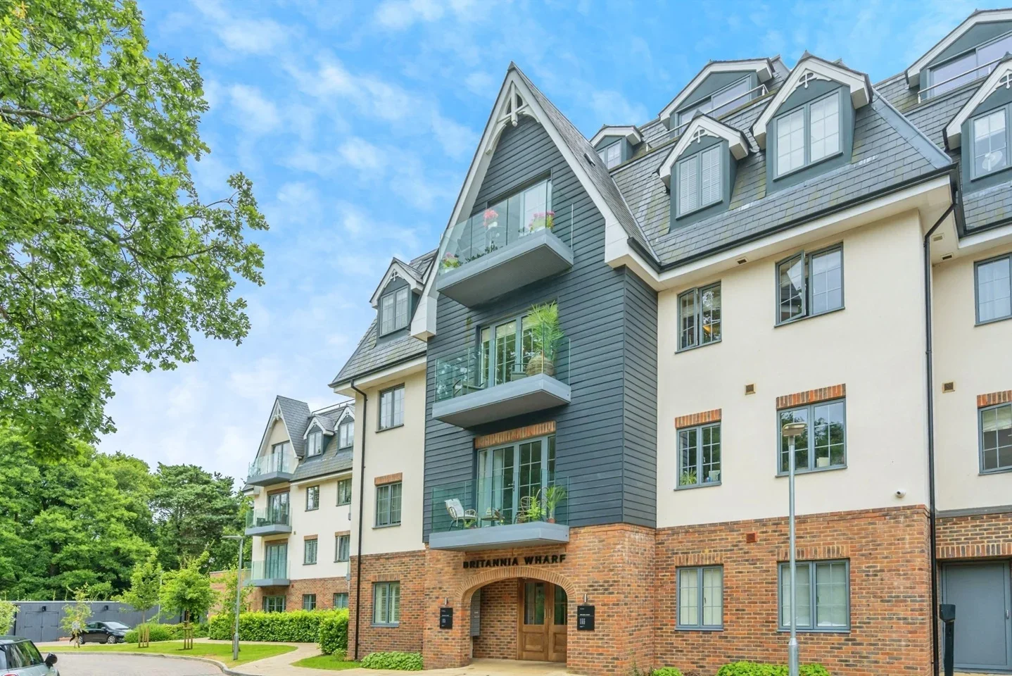 Flat Monument Road in Woking