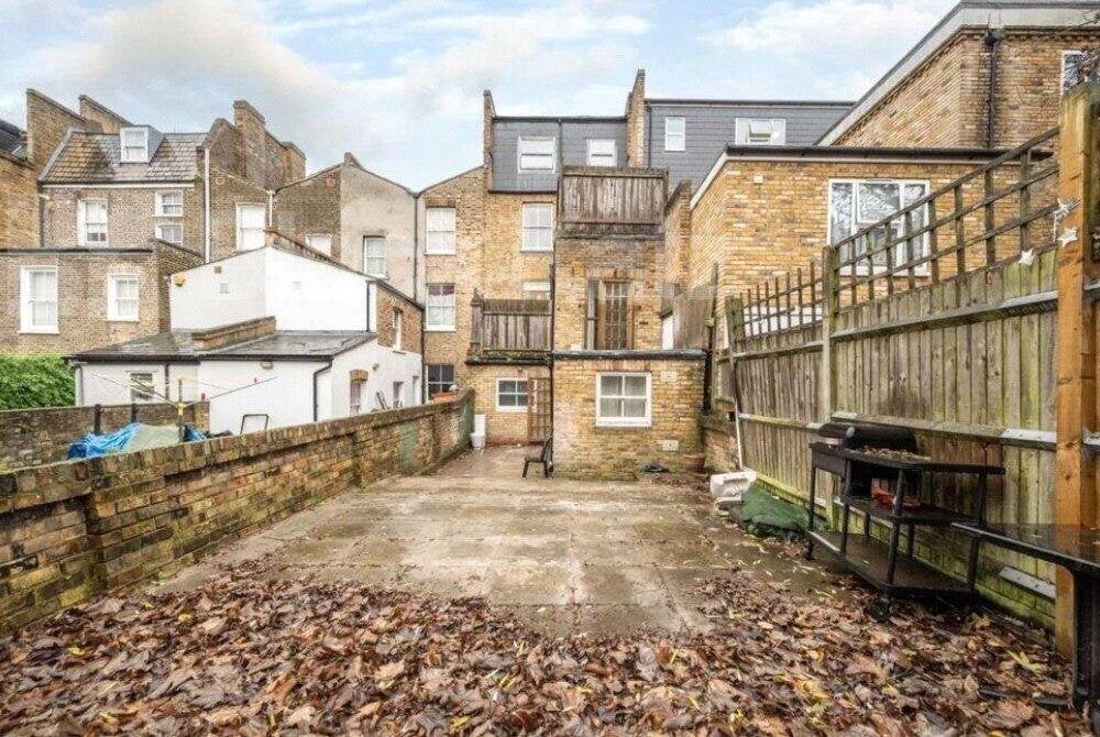 Flat Davenant Road in Greater London