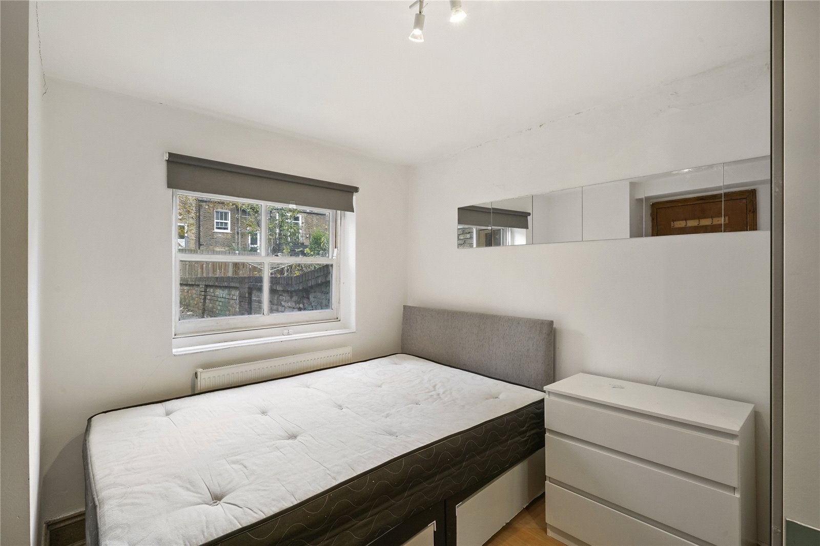 Flat Davenant Road in Greater London