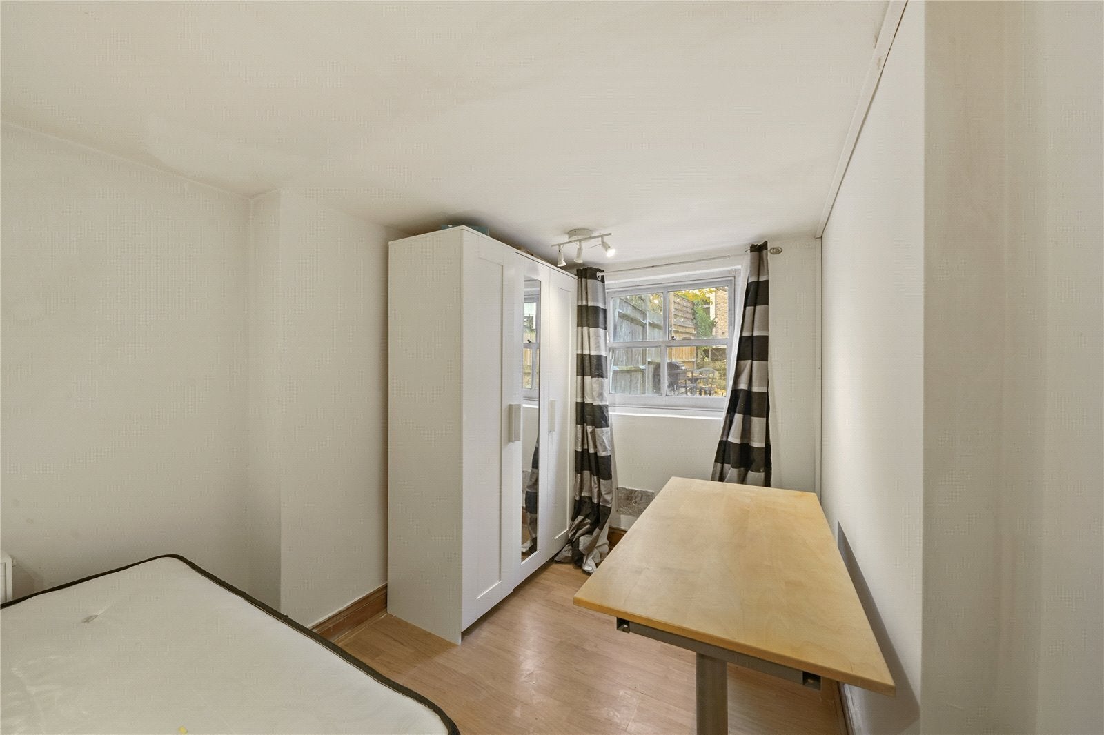 Flat Davenant Road in Greater London
