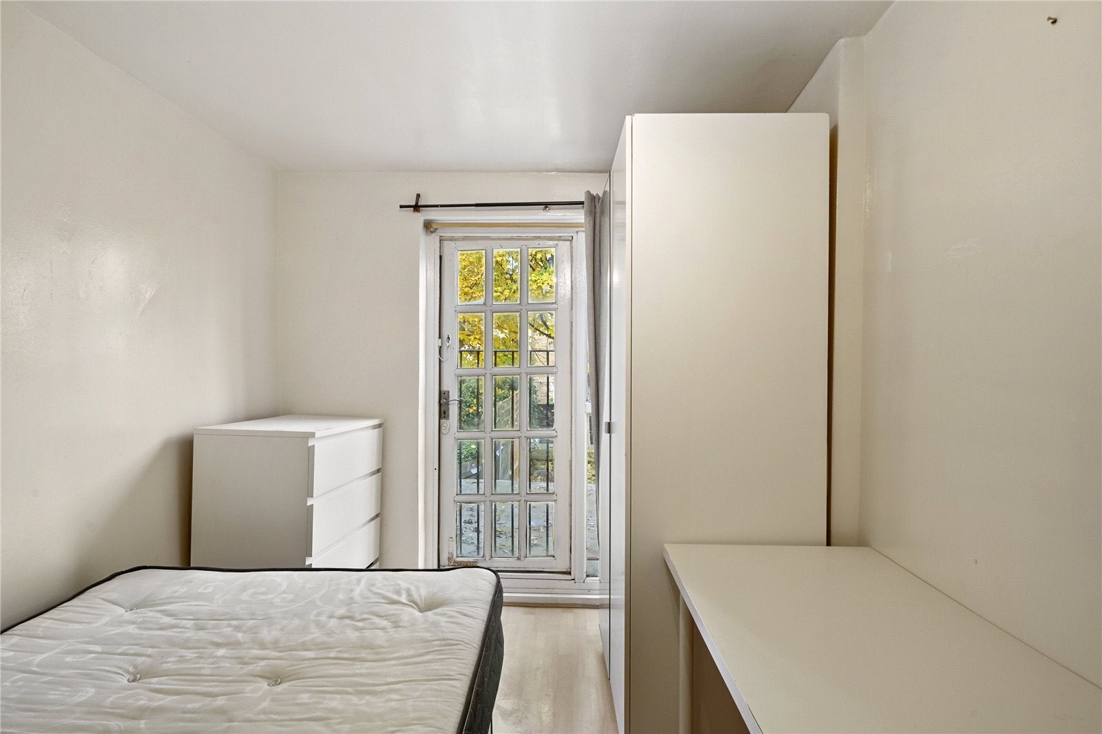 Flat Davenant Road in Greater London