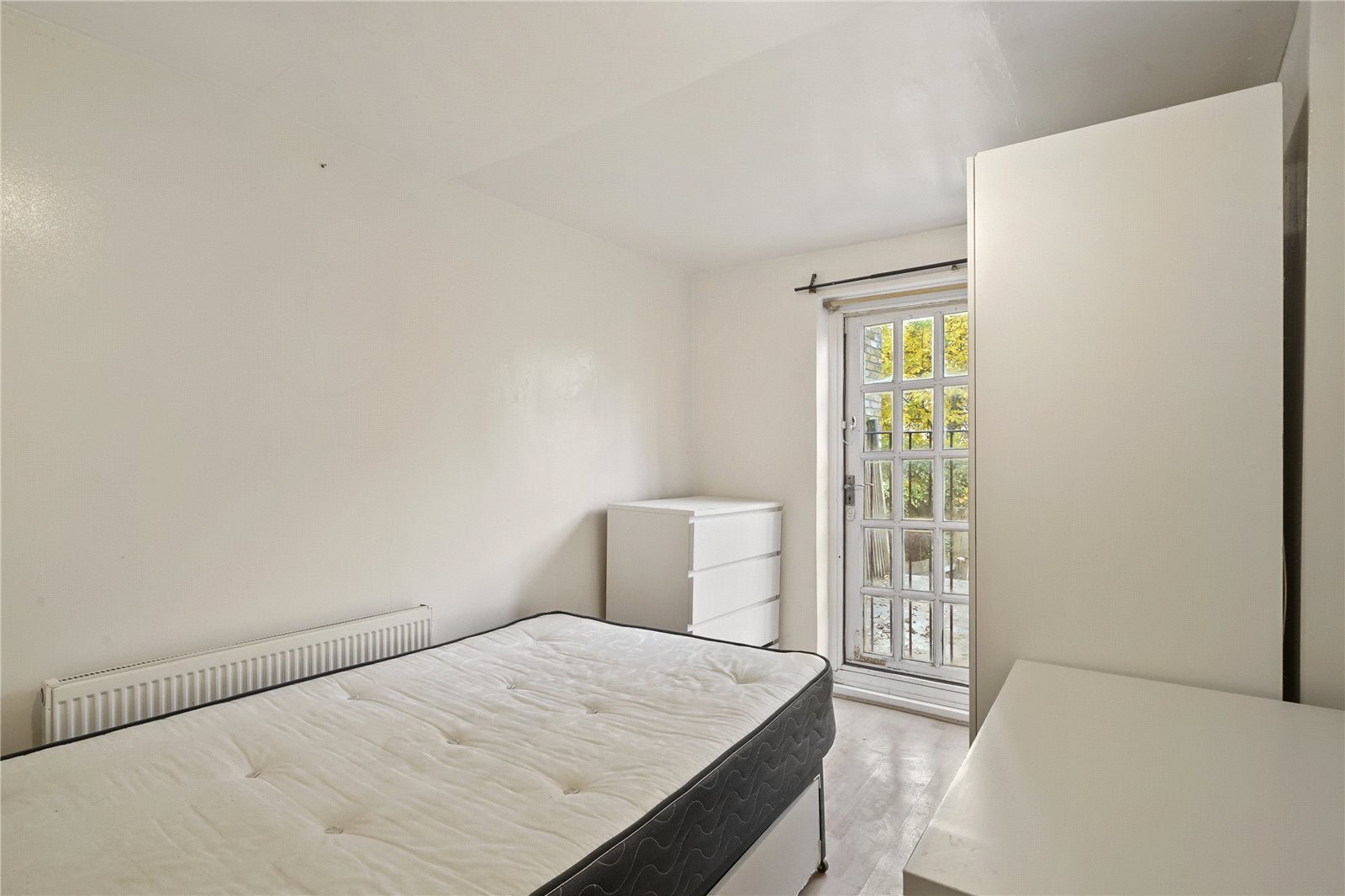 Flat Davenant Road in Greater London