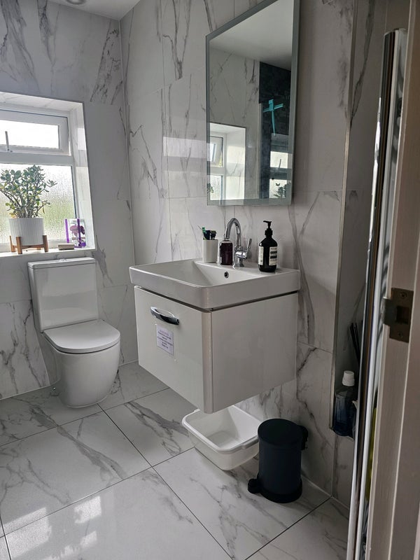 Room Manor Road in Greater London