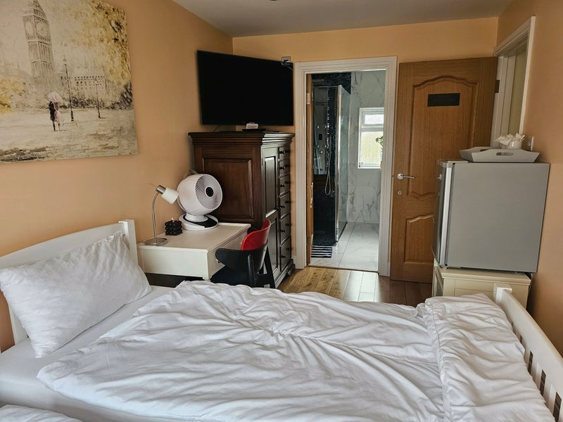 Room Manor Road in Greater London