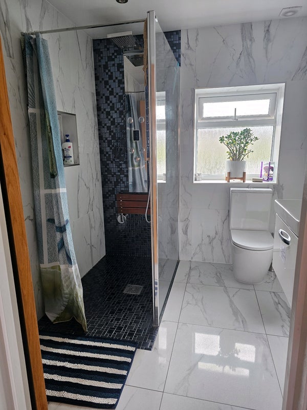 Room Manor Road in Greater London