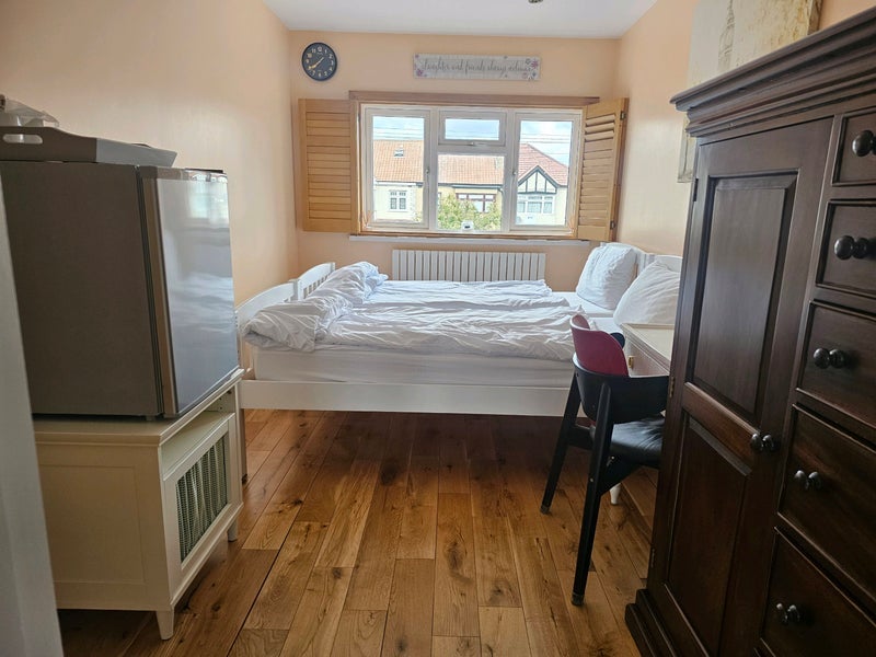 Room Manor Road in Greater London