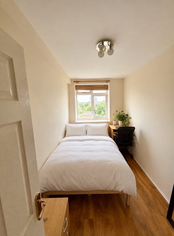 Room Allen Edwards Drive in Greater London