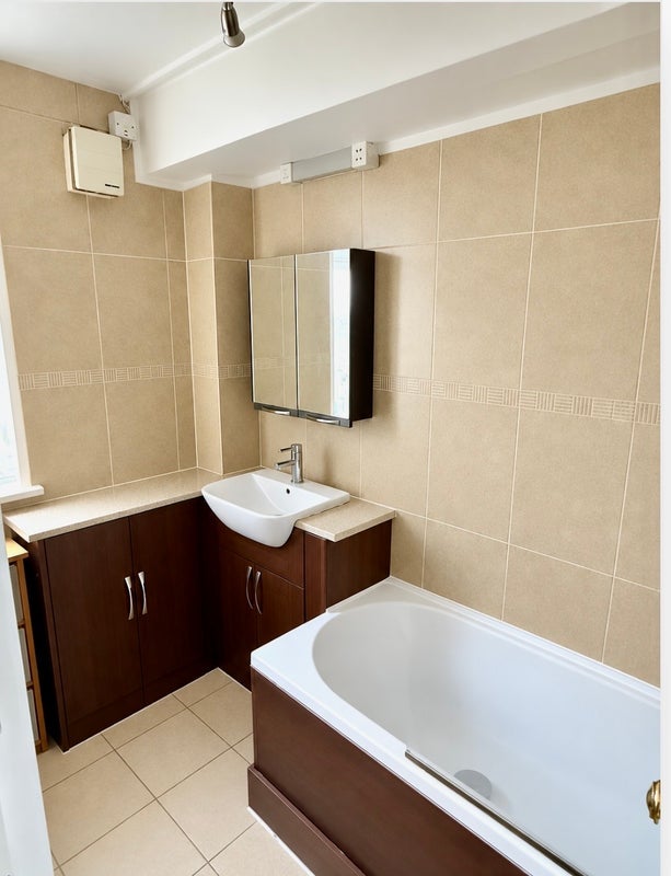 Room Allen Edwards Drive in Greater London