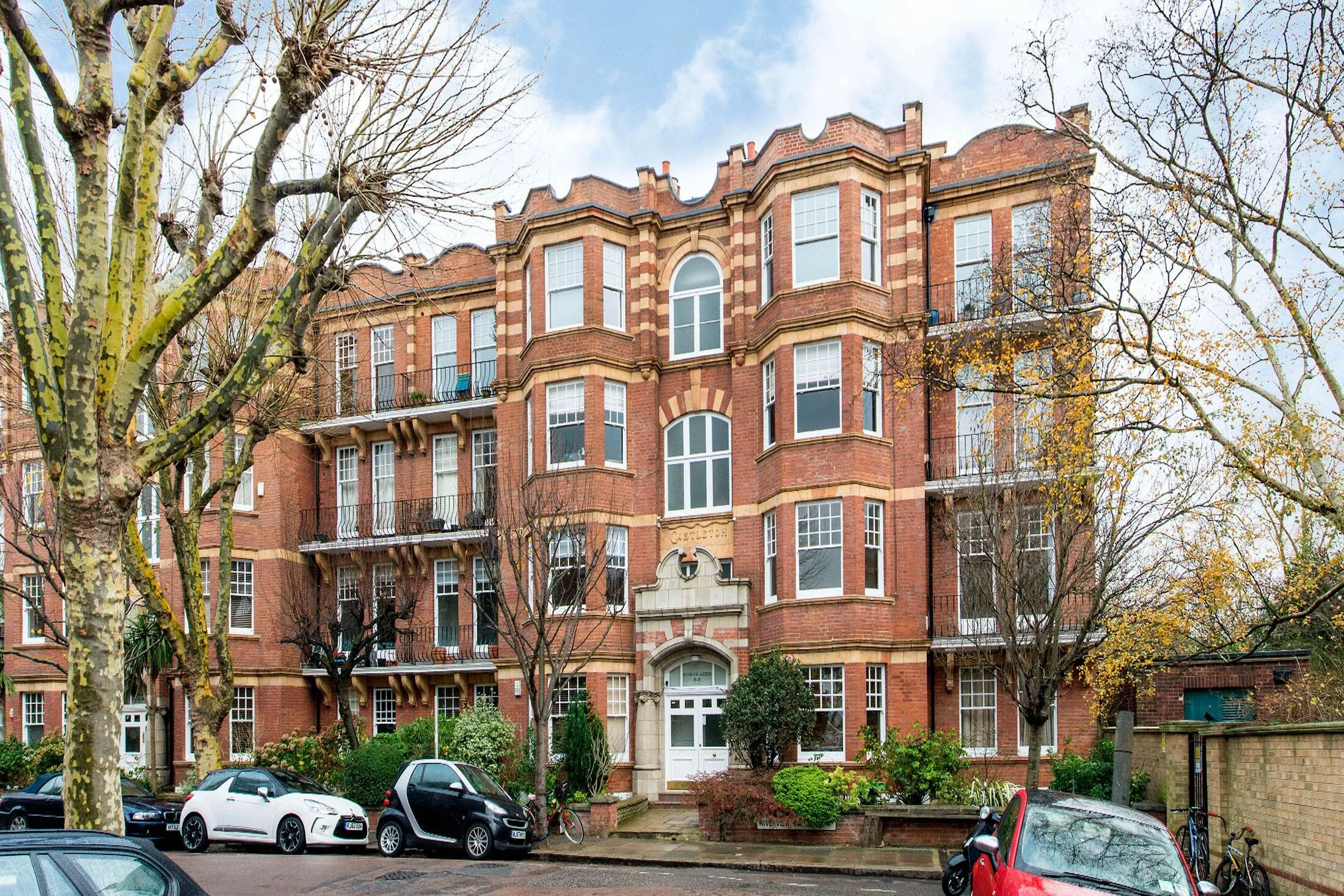 Flat Riverview Gardens in Greater London