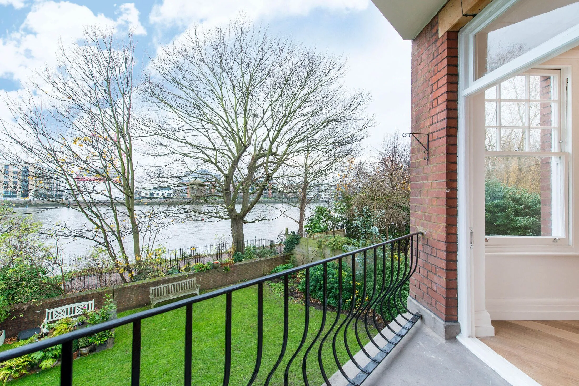 Flat Riverview Gardens in Greater London