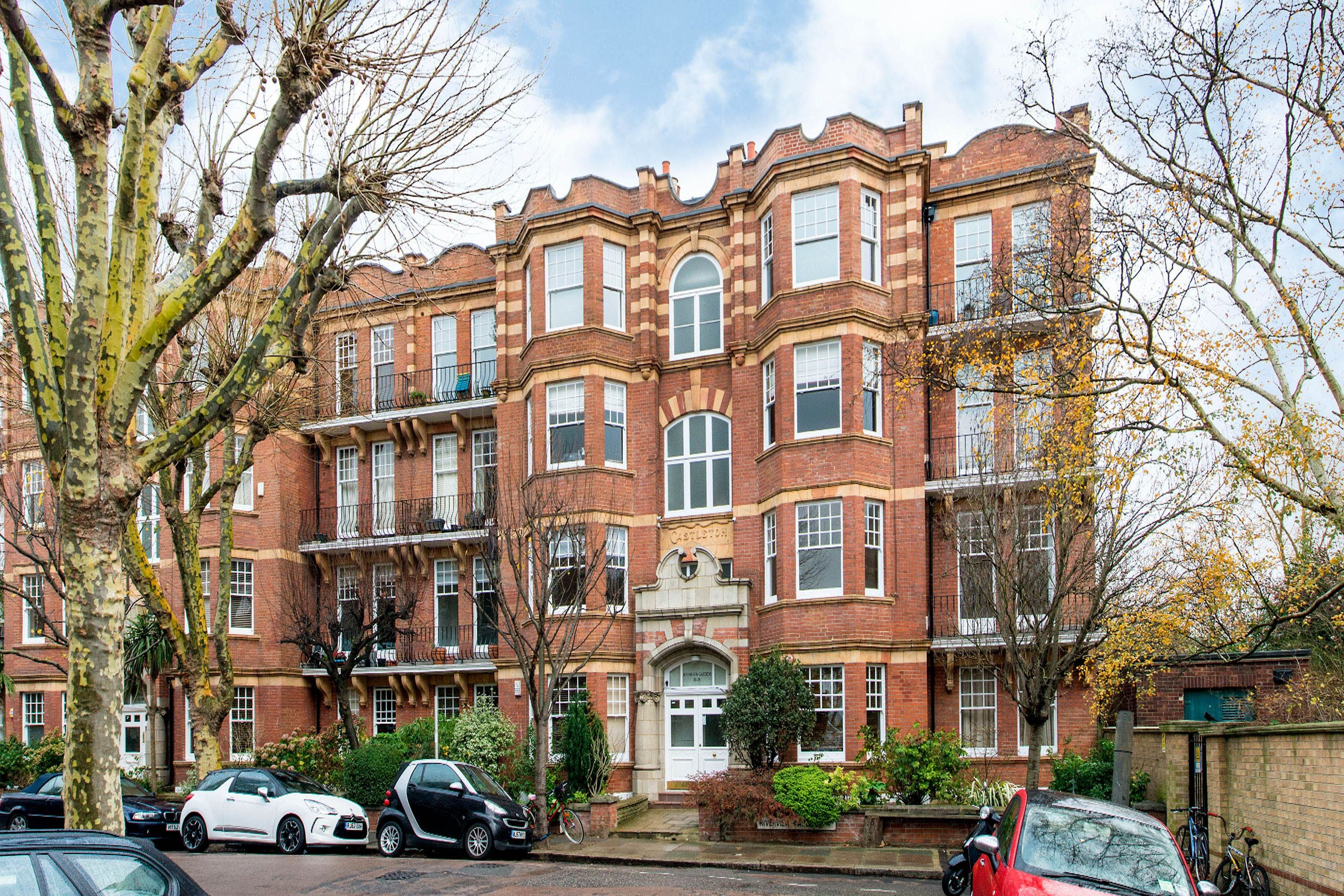 Flat Riverview Gardens in Greater London