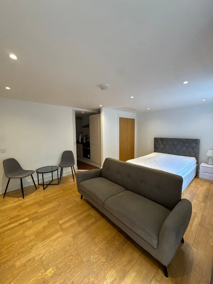 Flat Pickard Street in Greater London