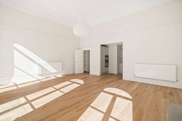 Flat Lancaster Gate in City of Westminster