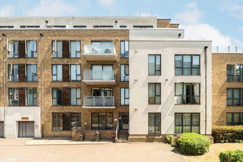 Room Eltringham Street in Greater London