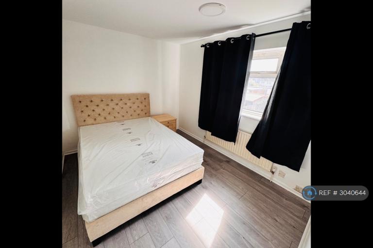 Room Rushetts Road in Crawley