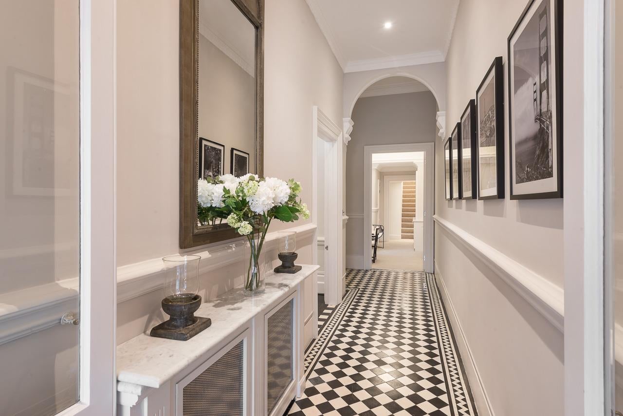 Flat Queen's Gardens in City of Westminster