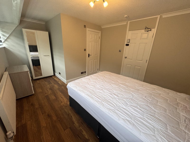 Room Kingswood Road in Basildon