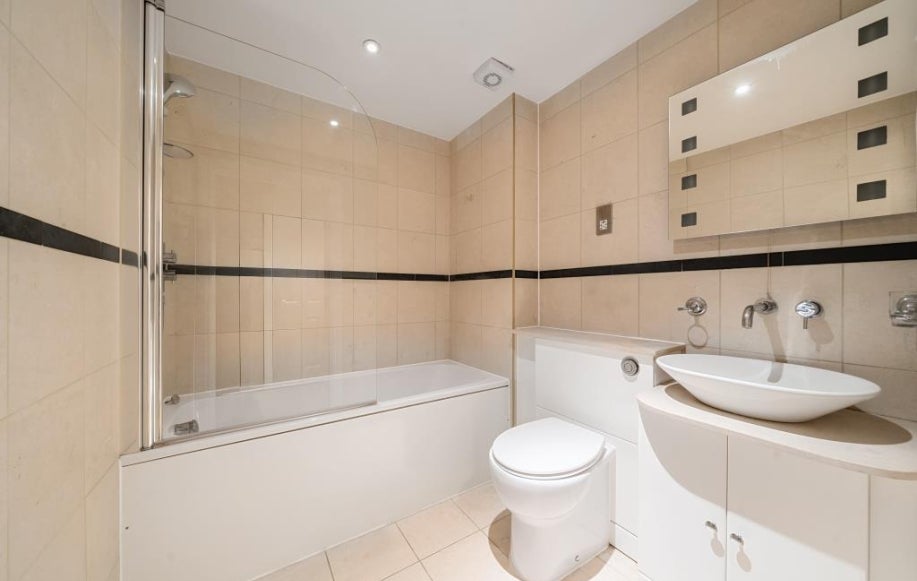 Flat Princess Park Manor in London