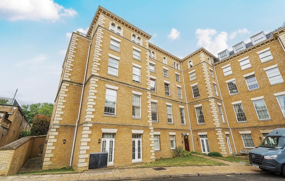 Flat Princess Park Manor in London