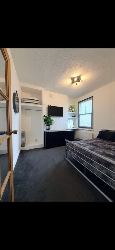 Room Andalus Road in Greater London