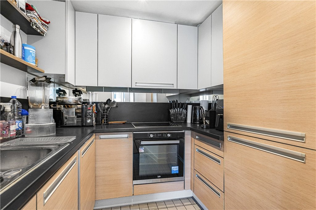 Flat Blackwall Way in Greater London