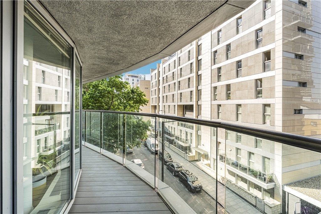Flat Blackwall Way in Greater London