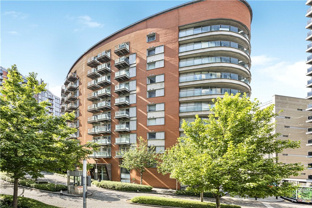 Flat Blackwall Way in Greater London