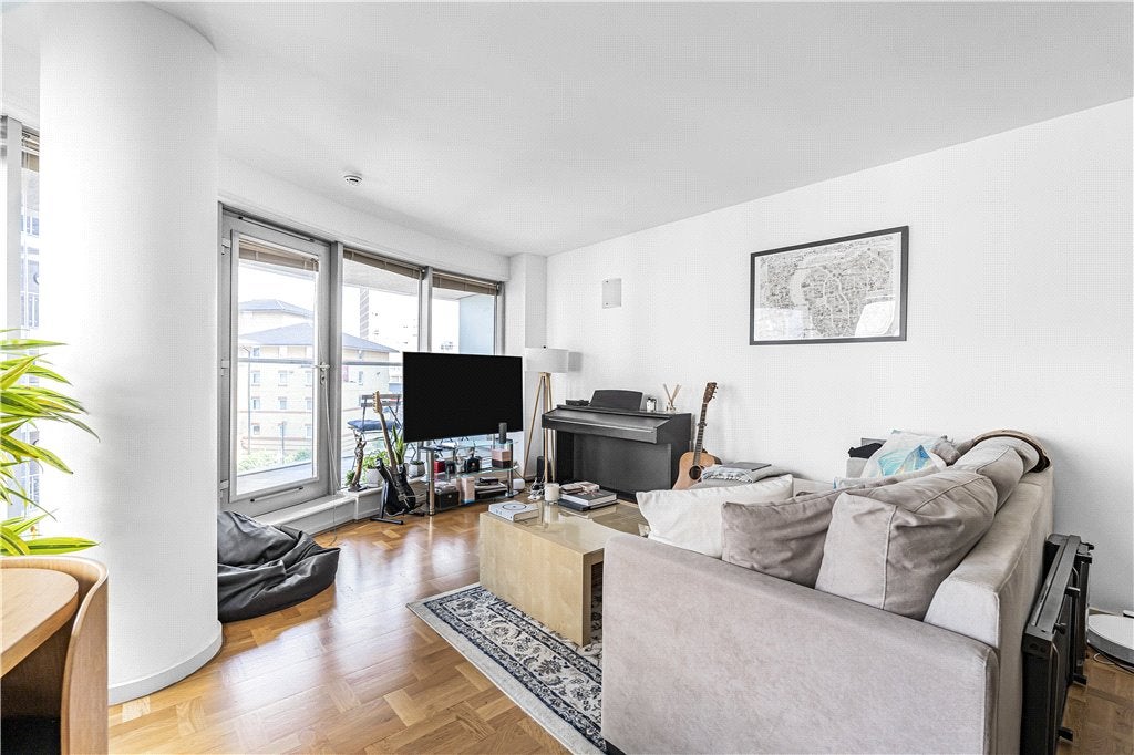 Flat Blackwall Way in Greater London