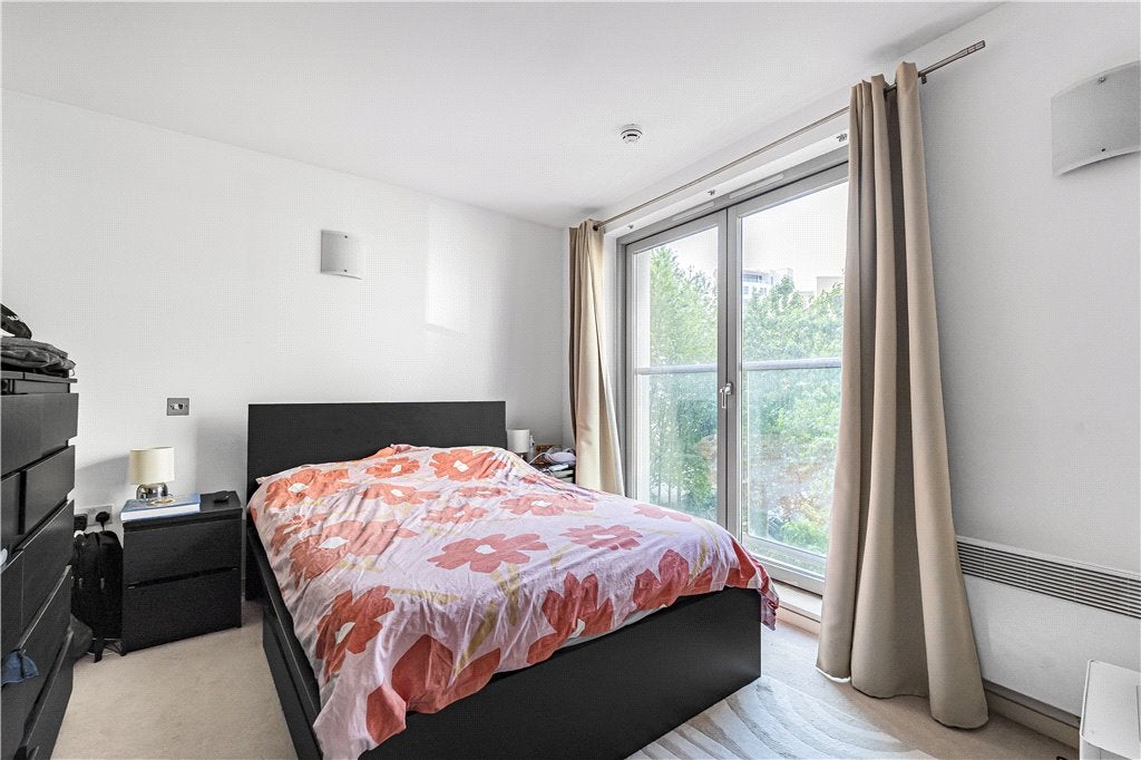 Flat Blackwall Way in Greater London