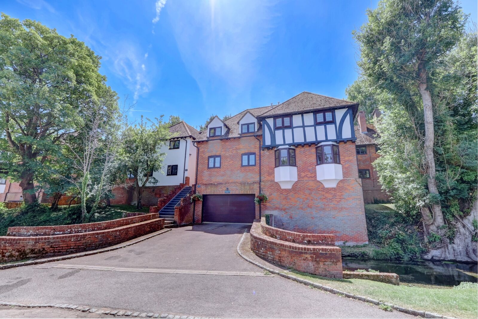 Flat Bassetsbury Lane in High Wycombe Community Board